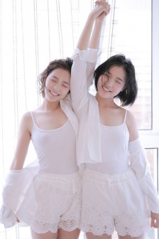 美女趴开内衣露出尖尖的奶头